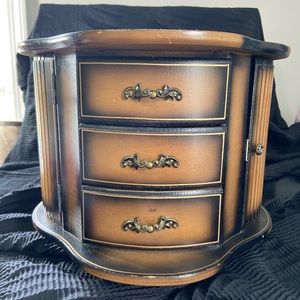 Vintage London Leather felted interior, rotating Jewelry Box